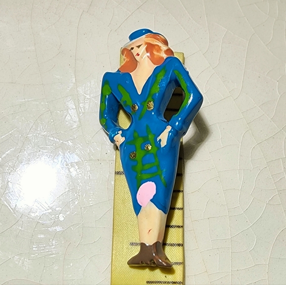 Vintage 1980s powersuit Buxom shoulderpadded lady brooch, figurative brooch pin - Picture 5 of 6